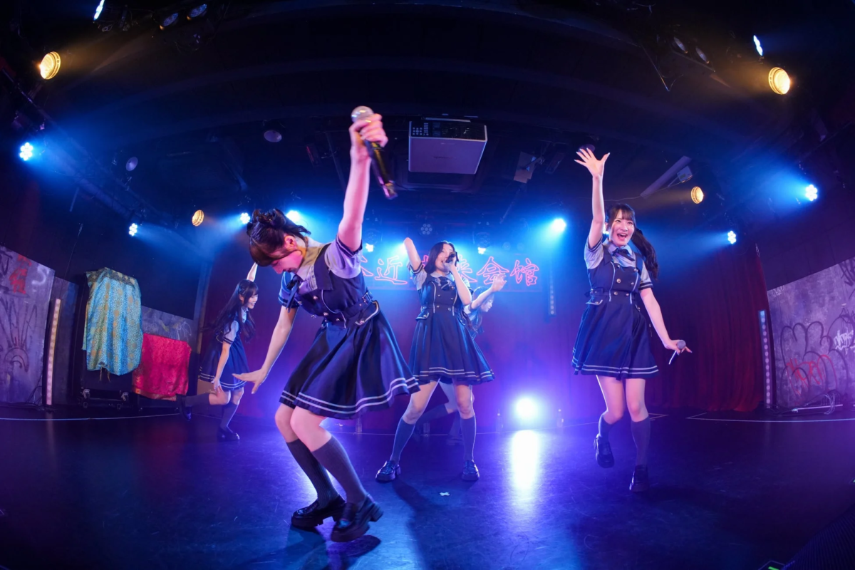 ポップな楽曲を披露するメンバー