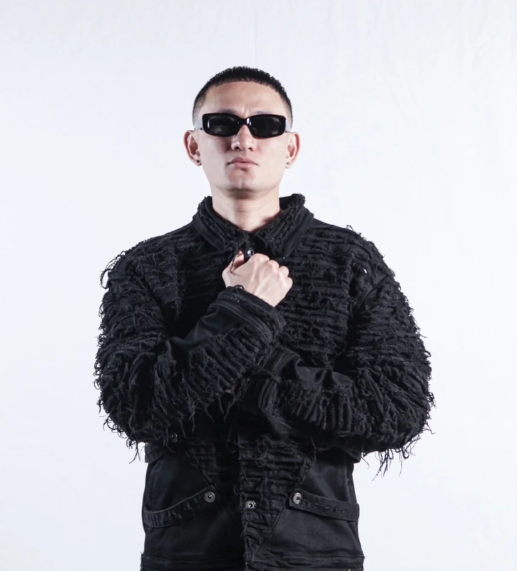 サングラスをかけたDJ KOYA