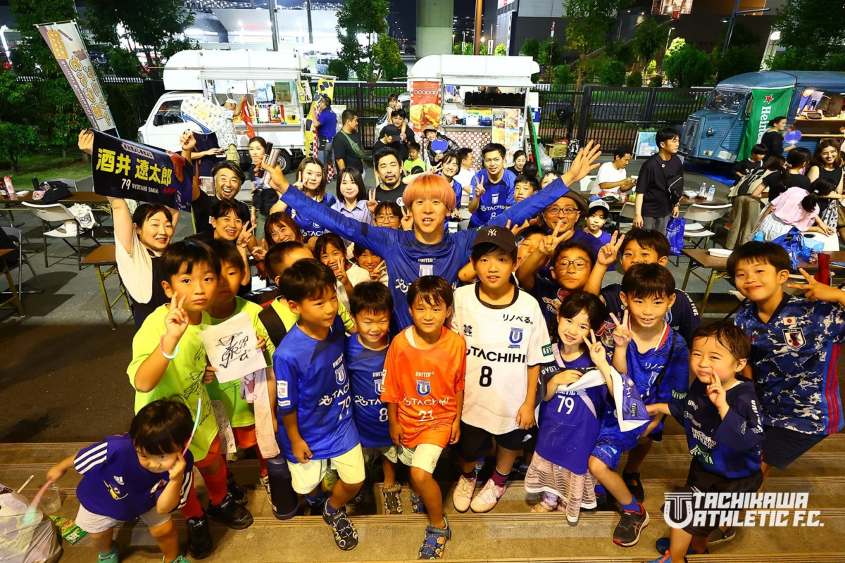夜間の屋外イベント、ファン交流