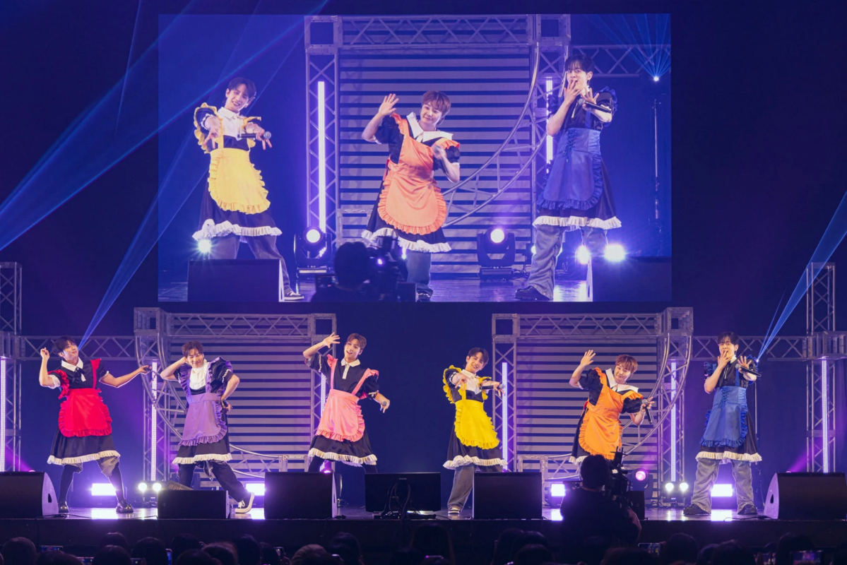 メイド服姿でパフォーマンスするBOYFRIEND
