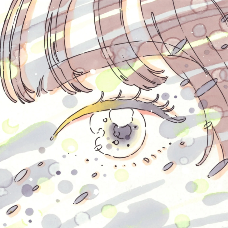 水彩画のような淡いタッチで描かれた、アニメ風の目のクローズアップイラスト。瞳に光が宿り、髪の毛や背景の柔らかな水玉模様が幻想的な雰囲気を醸し出しています。