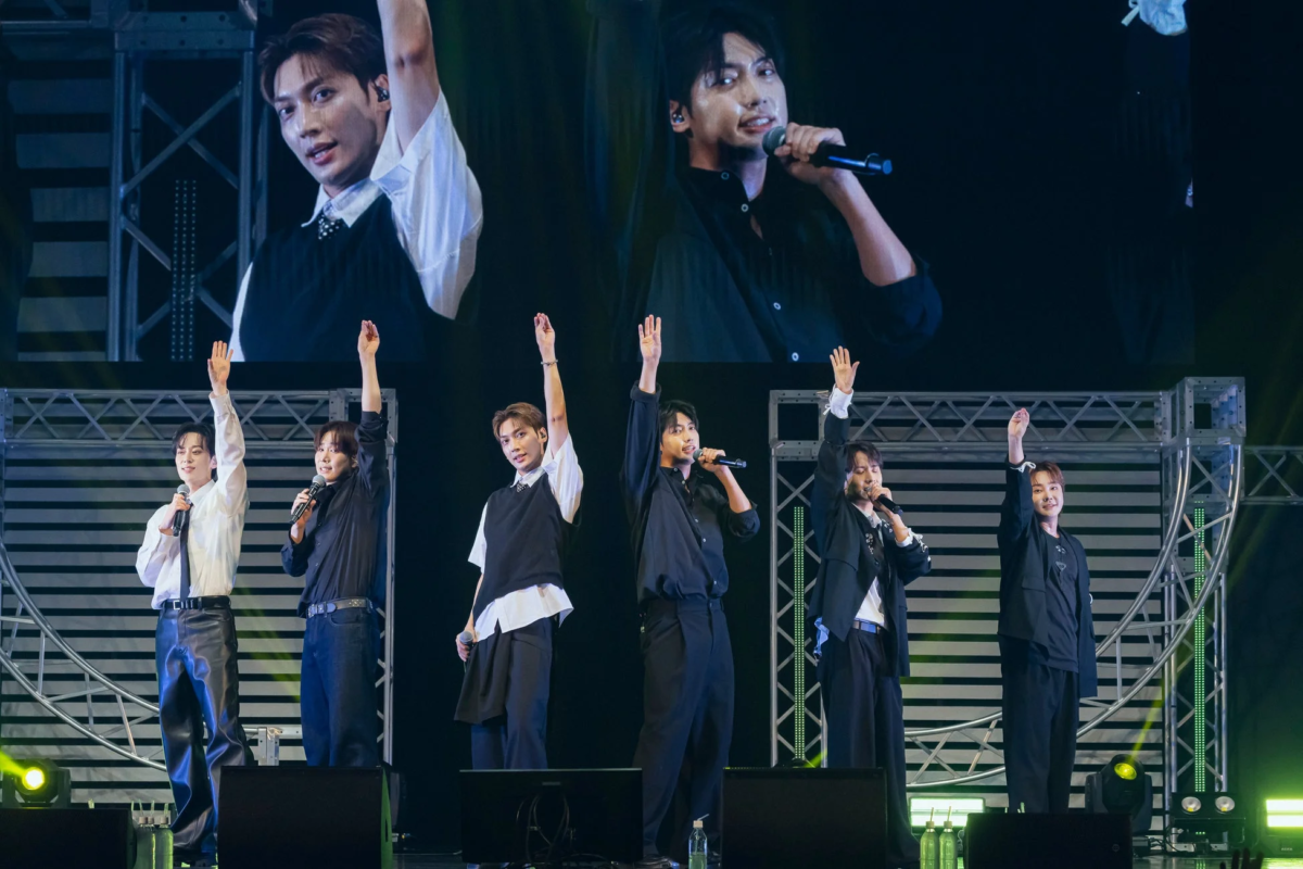 ステージ上で手を挙げるBOYFRIEND