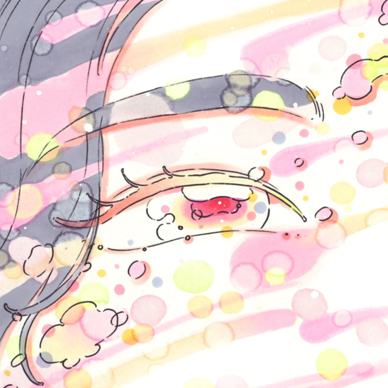 アニメ調の目のクローズアップイラスト。涙を浮かべているように見え、ピンクや黄色の水彩風の柔らかな色彩と丸い光の表現が、夢のような、または感傷的な雰囲気を醸し出しています。