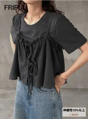 黒い半袖のトップスを着た女性