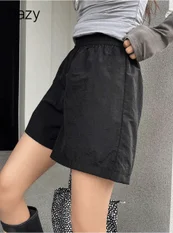 女性が黒いショートパンツと灰色のトップスを着用している画像
