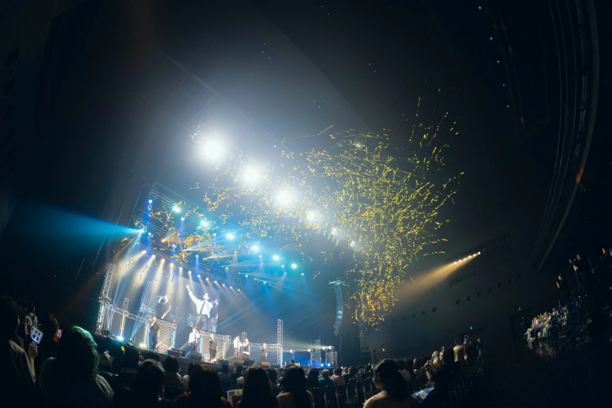 紙吹雪が舞うコンサート会場