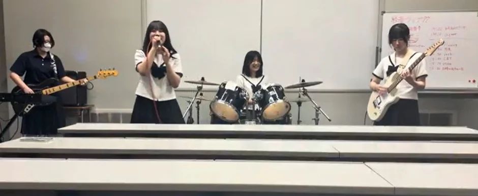 女子学生バンドの演奏練習風景
