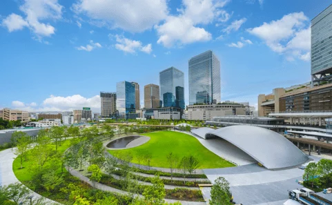 高層ビルと広々とした緑の公園が調和する都市景観