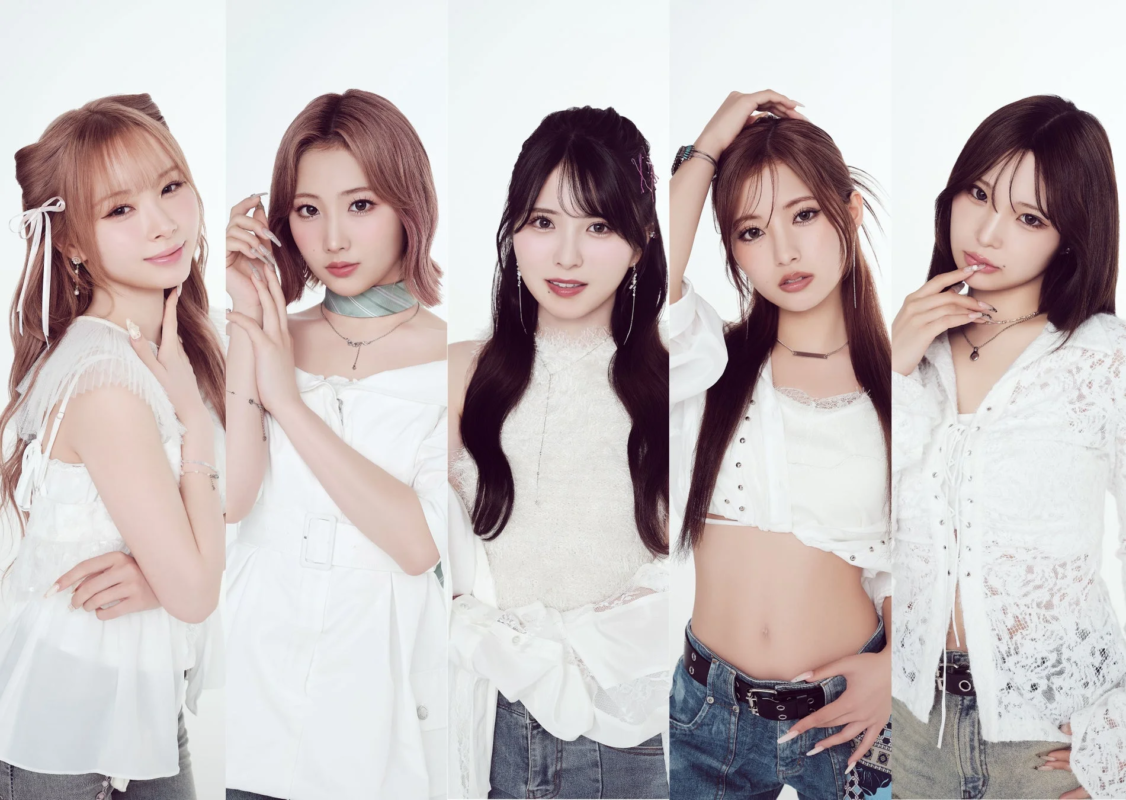 白い背景の前でポーズをとる5人の若い女性アイドルグループの集合写真。それぞれが白いトップスを基調としたファッションに身を包み、個性的で魅力的な表情を見せている。
