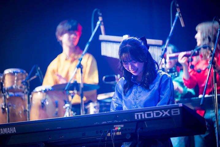 キーボードを演奏する学生