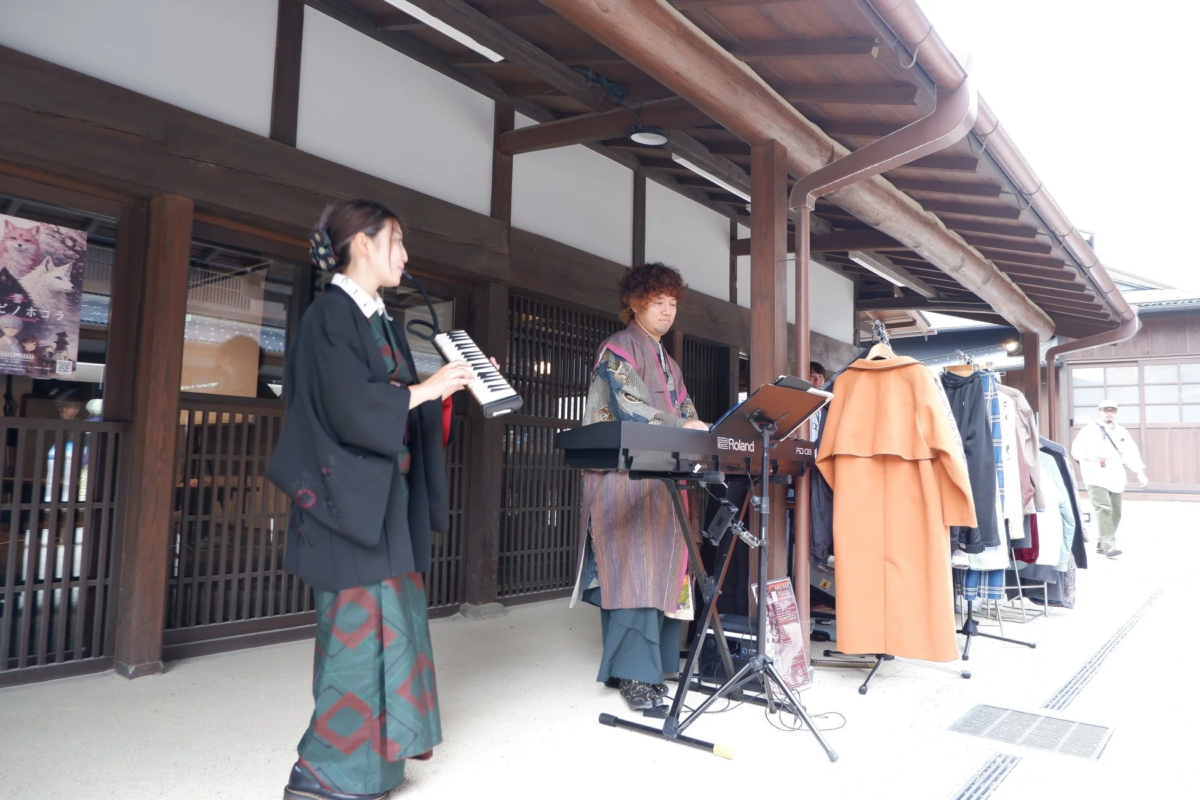 音楽ピクニック楽団のパフォーマンス風景