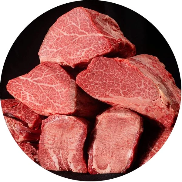 積み重ねられた複数の生肉の塊