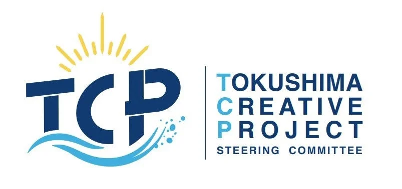 TCPの文字が太陽と波をモチーフにしたデザインで表現されているロゴマーク