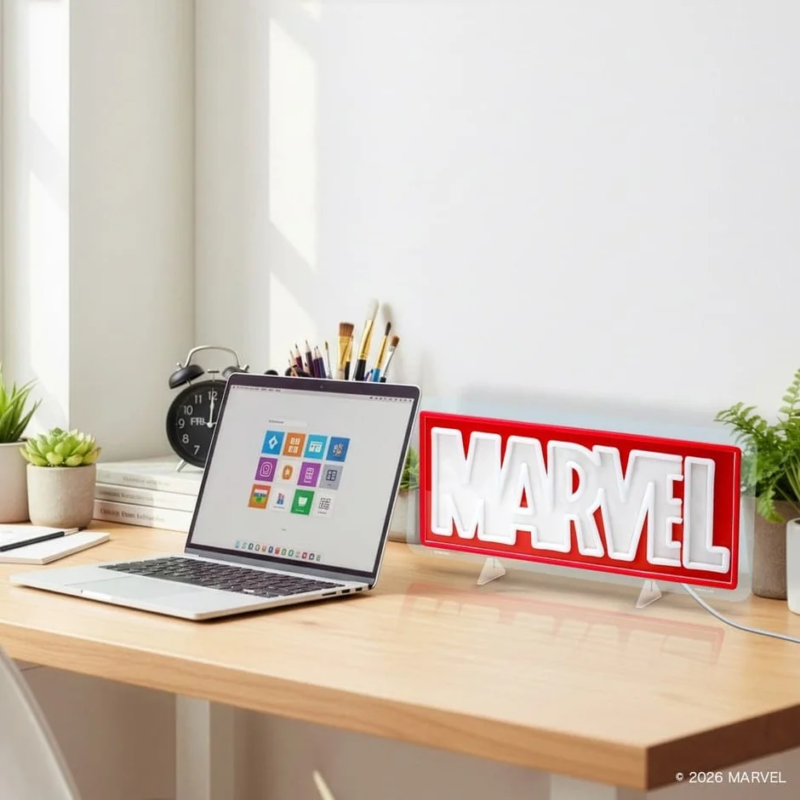デスクに置かれたMARVELライト