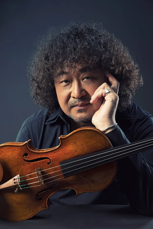 ヴァイオリンを抱える葉加瀬太郎さん