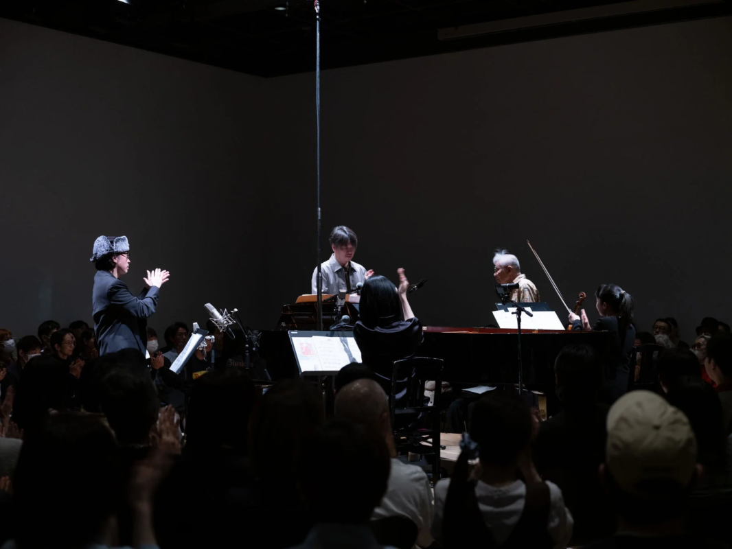 複数のミュージシャンが演奏する様子