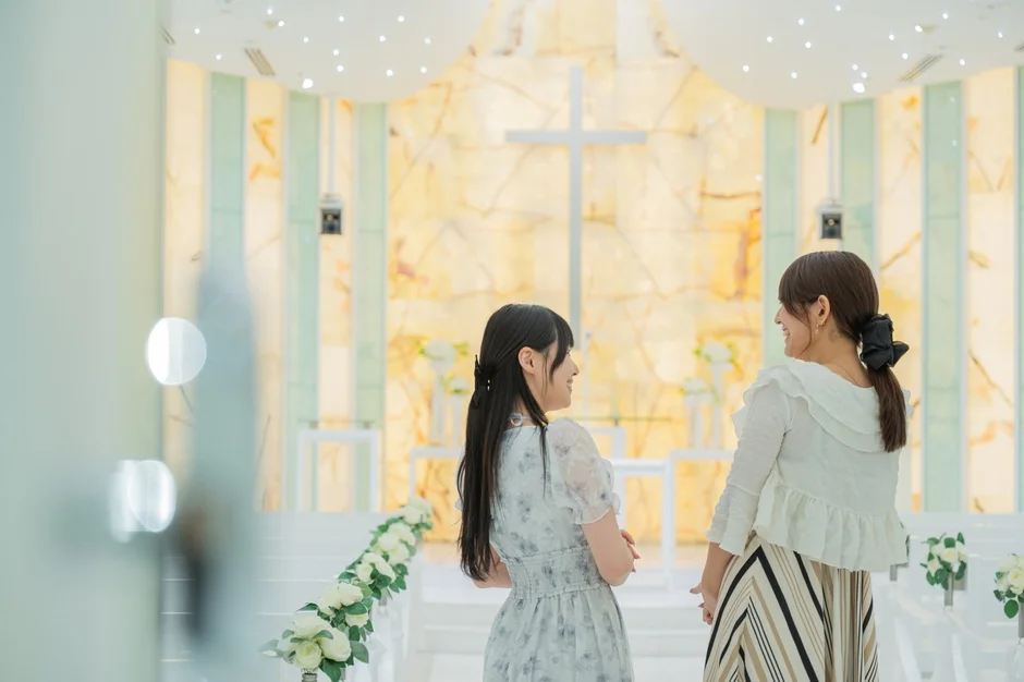 チャペルで笑顔の女性たち