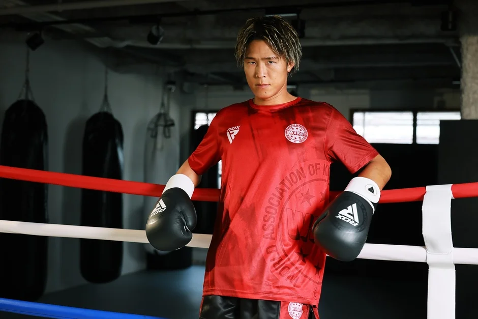 リングで構えるキックボクサー鈴木真彦選手