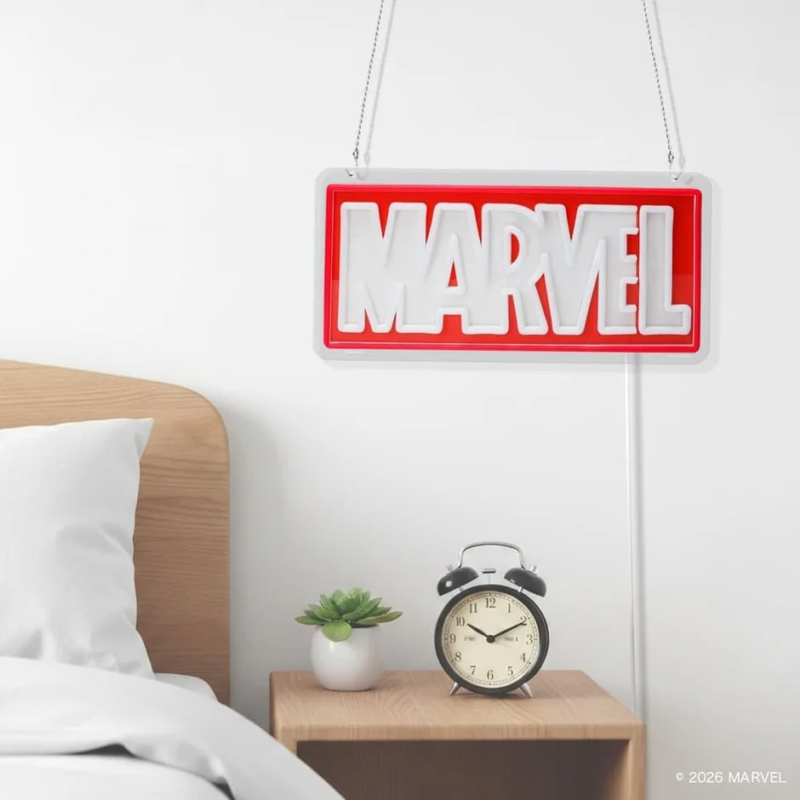 寝室の壁に飾られたMARVELライト